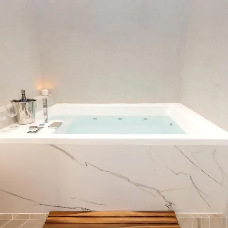 Amphitrite Hotel